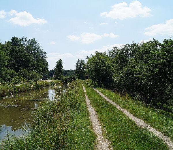 LDM-Kanal Kettenbachdamm, Blick Richtung Sueden; Hausheimer Bruecke