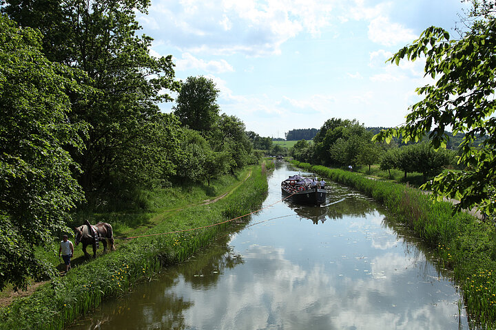 TDG - Das Treidelschiff Elfriede auf dem alten Ludwigskanal bei Burgthann am Sonntag 06.06.2010. [© Thomas Geiger / TANDEM, P e g n i t z s t r. 30, D-91217 H e r s b r u c k , Tel.: +49-9151-824959 +  +49-171-5149047 - V e r o e f f e n t li c h u n g   n u r   mi t   H o n o r a r   n a c h   M F M ,   B e l e g   u n d   N a m e n s n e n n u n g !   C o p y r i g h t  n u r   f u e r   J o u r n a l i s t i s c h e  Z w e c k e, K e i n e  P e r s o e n l i c h k e i t s r e c h t e  v o r h a n d e n !  F r e i g a b e   f u e r   J o u r n a l i s t i s c h e  V e r o e f f e n t l . e r t e i l t !  B a n k v e r b i n d u n g : P o s t b a n k M u e n c h e n - K o n t o 218530800 - BLZ 70010080]