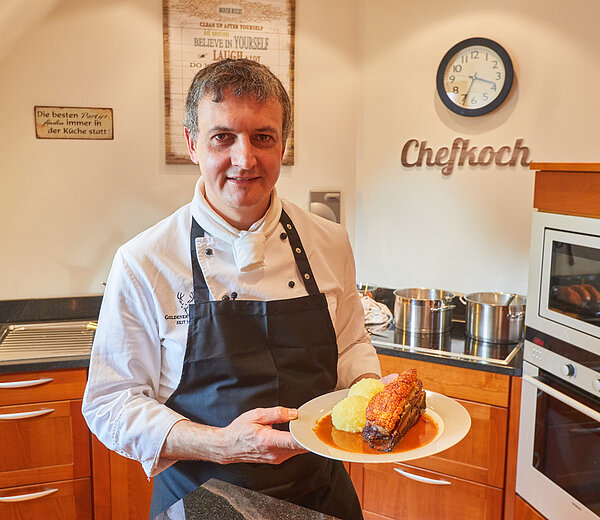 Chef Peter Müller mit frischem, knusprigem Schäufele