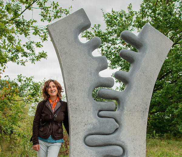 Kunstwerk Between am Main-Donau-Kanal mit Künstlerin Emanuela Camacci