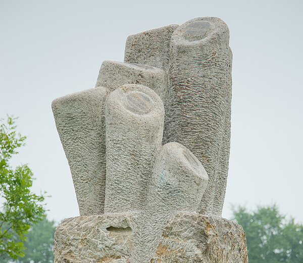 Skulptur On Taking Root am Main-Donau-Kanal von der Künstlerin Cissy van der Wel