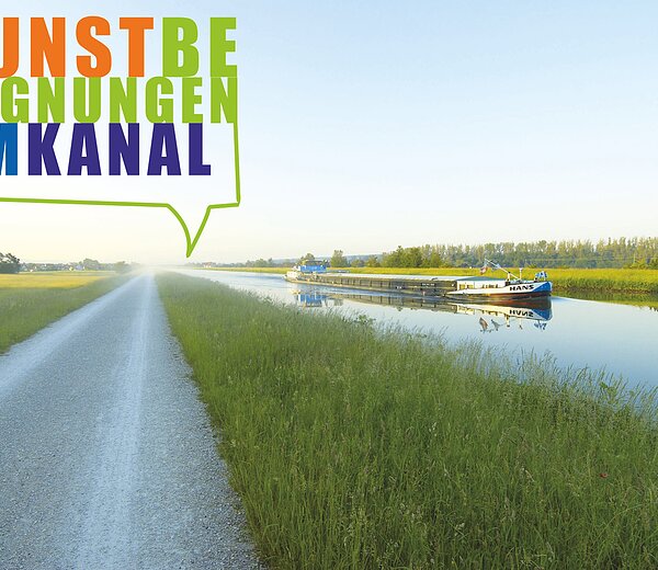 Schiff auf dem Main-Donau-Kanal mit Logo Kunstbegegnungen am Kanal