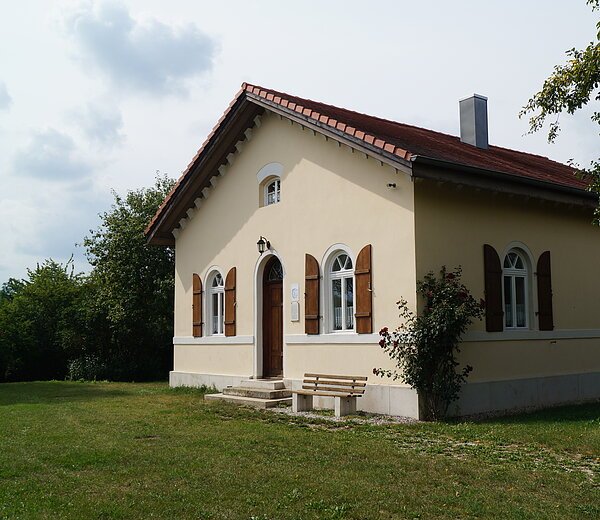 Schleuse 13 bei Dietfurt. Die alte Schleuse wurde beim Bau des Main-Donau-Kanals aufgelassen. Das Schleusenwärterhaus ist noch erhalten.
