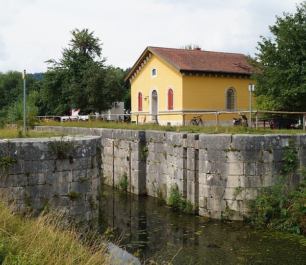 Schleuse 14 mit ehemaligem Schleusenwärterhaus bei Dietfurt beim vorgeschichtlichen Erlebnisdorf Alcmona