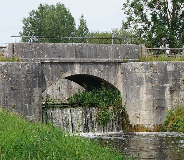 Blick auf die Schleuse 28 mit integrierter Steinbogenbrücke