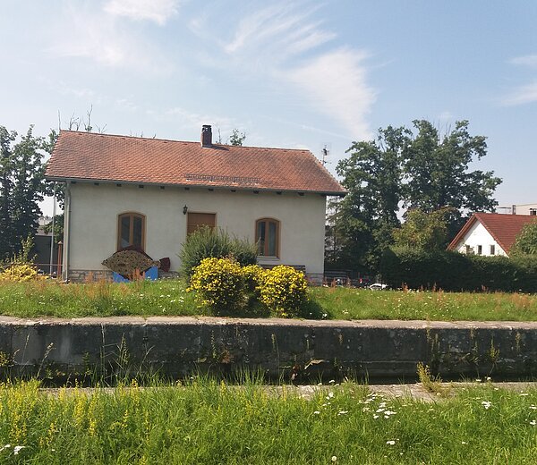 Blick über die Schleuse 32 bei Sengenthal zum Schleusenwärterhaus.