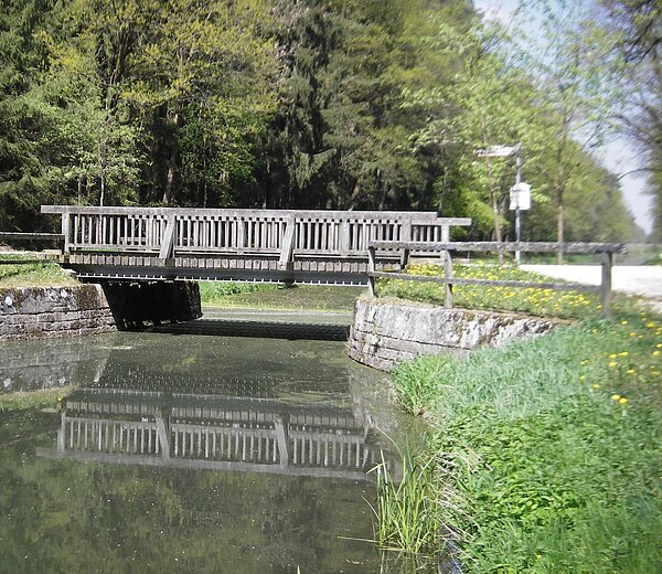 Fußgängerbrücke über den Ludwig-Donau-Main-Kanal hin zum Campingplatz "Ölkuchenmühle"