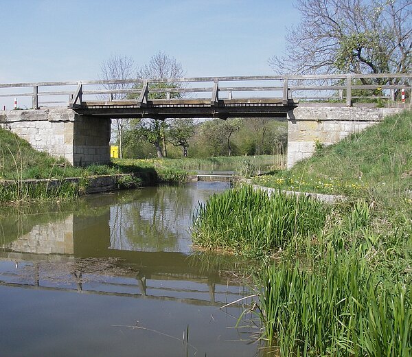 Die Brücke bei Plankstetten an der Schwarzen Wand ist eine Fußgängerbrücke und verbindet die Bundesstraße B 299 mit einem Feldweg.