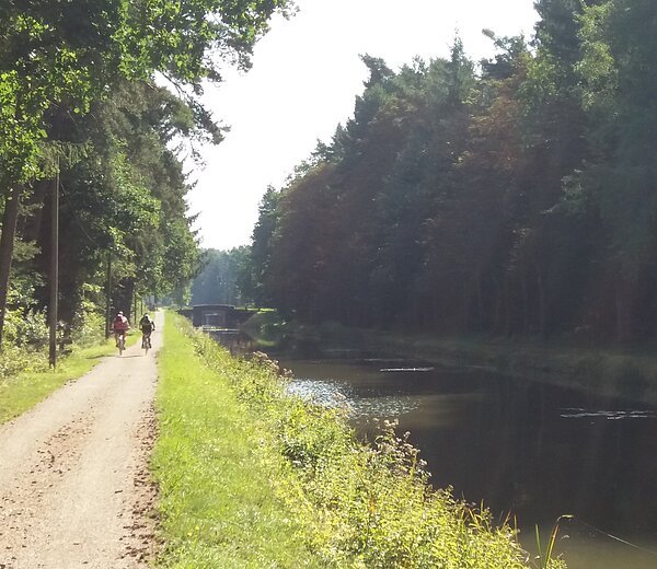 Fahrradfahrer am Ludwig-Donau-Main-Kanal zwischen Nürnberg und Neumarkt i.d. Opf.