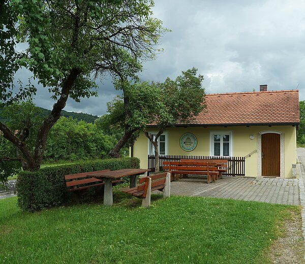 Blick auf das alte Schleusenwärterhaus bei der Schleuse 24 in Berching