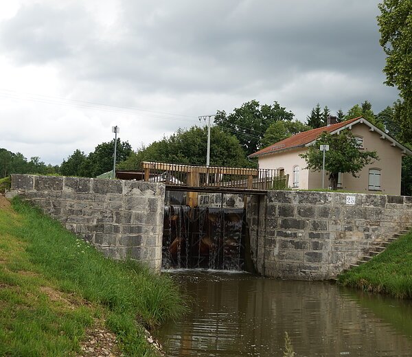 Blick auf die Schleuse 25 bei Mühlhausen mit Schleusenwärterhaus