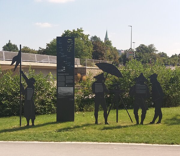 Blick auf die Figurengruppe zum Thema "Vermessung" des Infosystems am Ludwig-Donau-Main-Kanal in Neumarkt i.d.OPf.