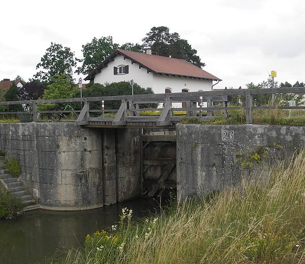 Blick auf die Schleuse 26 mit Schleusenwärterhaus bei Mühlhausen