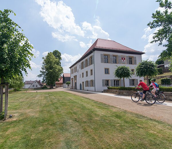 An der Talroute des RegnitzRadwegs liegt das Schloss Sassanfahrt. Vom Garten hat man einen tollen Blick über das Regnitztal.