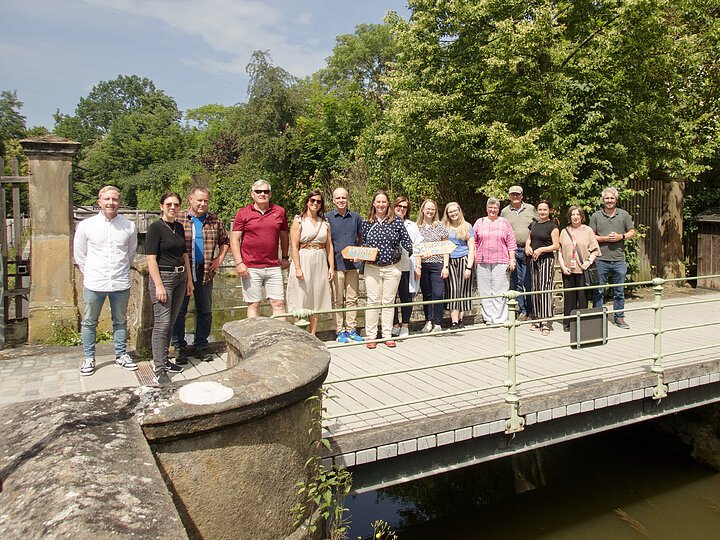 Gruppenfoto des Arbeitskreises Erlebnis Kanal auf der Zugbrücke der Schleuse 100 in Bamberg. Foto: Anne Schmitt