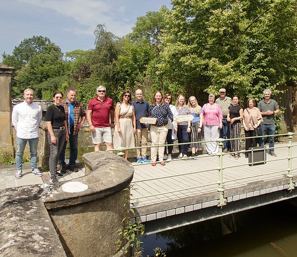 Gruppenfoto des Arbeitskreises Erlebnis Kanal auf der Zugbrücke der Schleuse 100 in Bamberg. Foto: Anne Schmitt