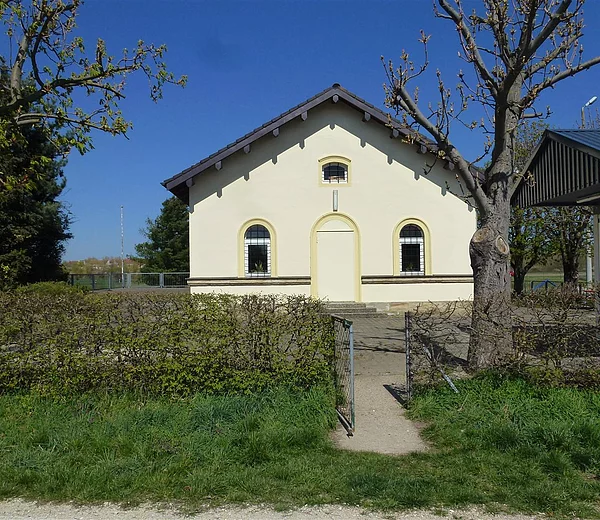 vom Radweg entlang des Donau-Main-Kanals kann man das Schleusenwärterhaus leicht erreichen. Einkehr ins Vereinsheim ist bei Vereinsbetrieb möglich.