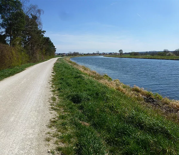 idyllisch hinter dem Schleusenwärterhaus 96 fließt nun der DMKanal mit Geh- und Radweg (Blick nach Süden)