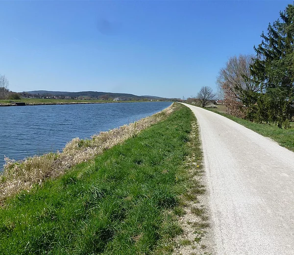 idyllisch hinter dem Schleusenwärterhaus 96 fließt nun der DMKanal mit Geh- und Radweg (Blick nach Norden)