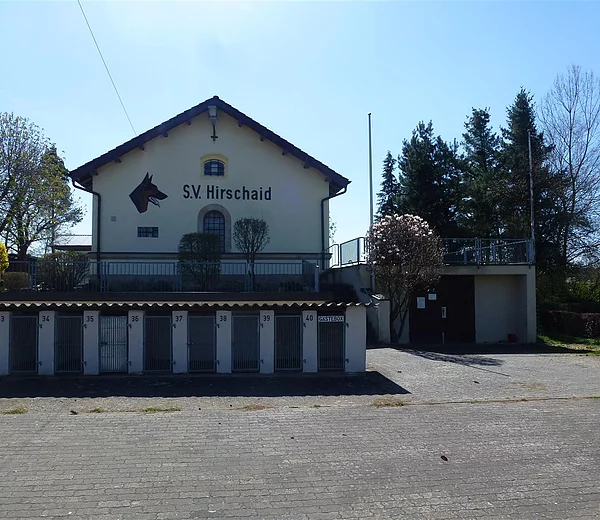zwischen Hirschaid und Altendorf an der St2244 liegt das nun im Eigentum des SV OG Hirschaid befindliche Schleusenwärterhaus 96