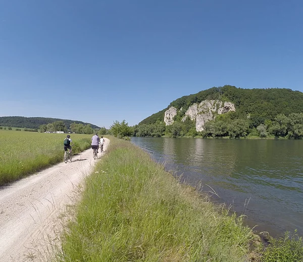 Entspanntes Radfahren auf dem Fünf-Flüsse-Radweg entlang der Donau zwischen Kelheim und Bad Abbach