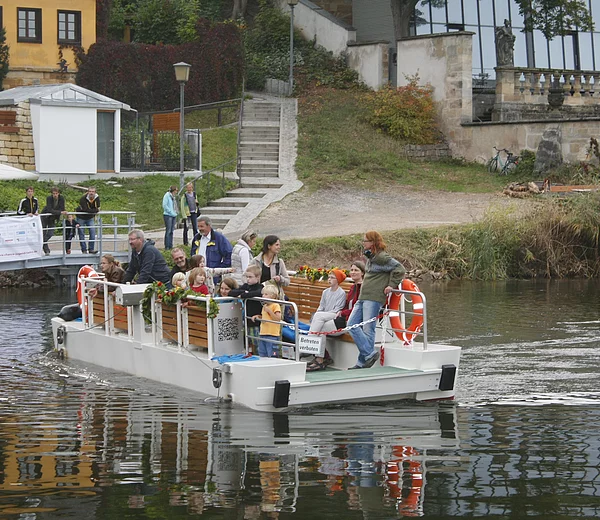 Die Chance-Jugend-Fähre setzt seit 2012 in Bamberg wieder über die Regnitz.