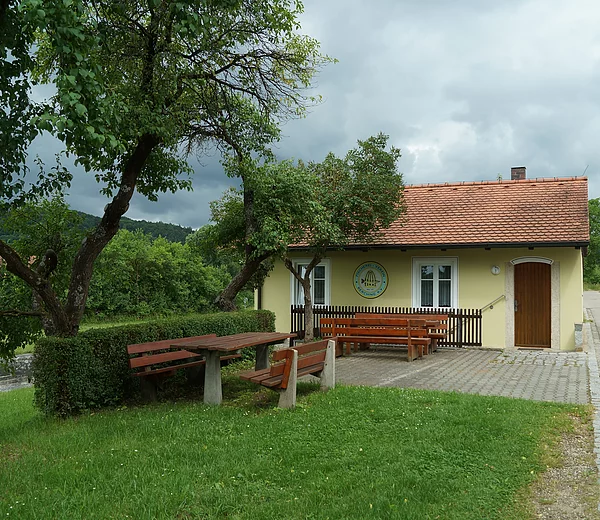 Blick auf das alte Schleusenwärterhaus bei der Schleuse 24 in Berching