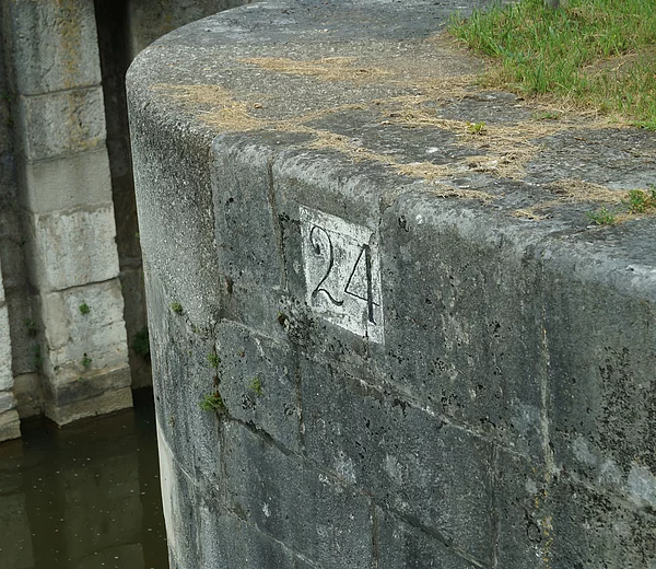 Blick auf das Mauerwerk der Schleuse 24 mit Nummer in Berching