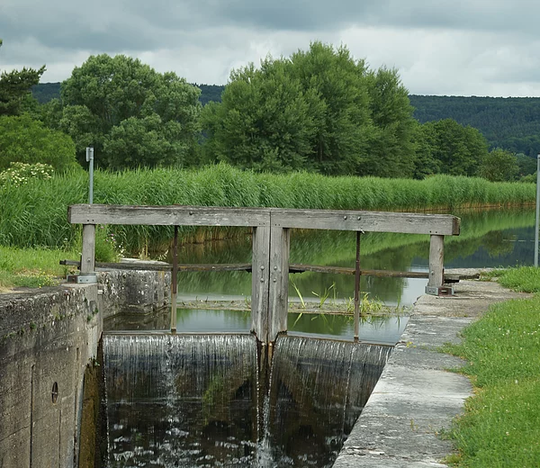 Blick auf das Schleusentor der  Schleuse 24 in Berching