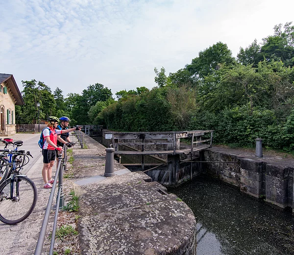 Radler an der Schleuse 100 in Bamberg. Foto: Markus Hammrich / Frankentourismus