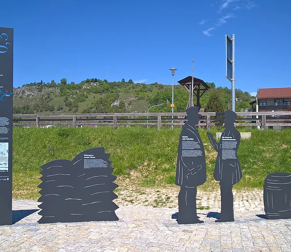 Stele Figuren mit Historie des Ludwig-Donau-Main-Kanals.