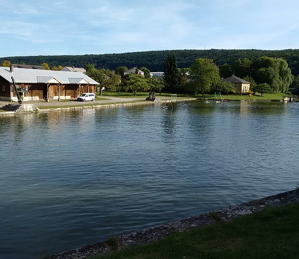 Alter Kanalhafen Kelheim mit Lagerhaus. Im Vordergrund: Lastenkran. Im Hintergrund: Schleusenwärterhaus.