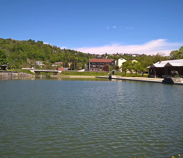 Blick von Schleuse 1 nach Norden über das Hafenbecken mit Lagerhaus.