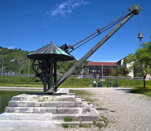 Lastenkran am Hafenbecken des alten Kanalhafens Kelheim.