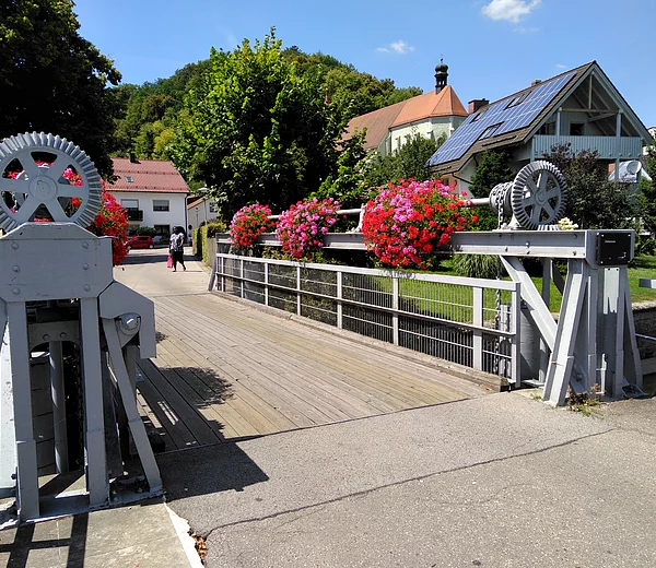 Hebebrücke an der Fischergasse/Stadtknechtstraße Kelheim über den Ludwig-Donau-Main-Kanal zur Schleuse 1 und zum alten Kanalhafen.
