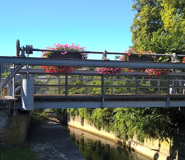 Seitenansicht der Hebebrücke an der Fischergasse/Stadtknechtstraße Kelheim über den Ludwig-Donau-Main-Kanal  zur Schleuse 1 und zum alten Kanalhafen.