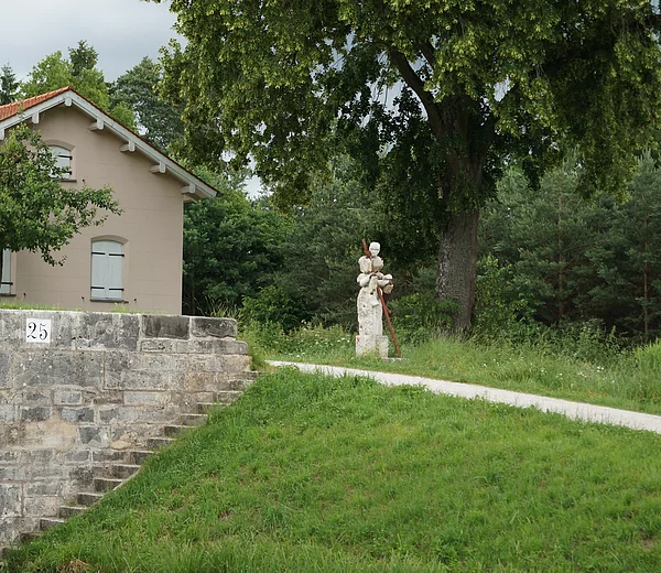 Blick auf die Schleusenmauer der Schleuse 25 mit Nummer und das Schleusenwärterhaus