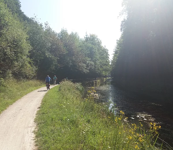 Fahrradfahrer am Unterölsbacher Einschnitt am Ludwig-Donau-Main-Kanal.
