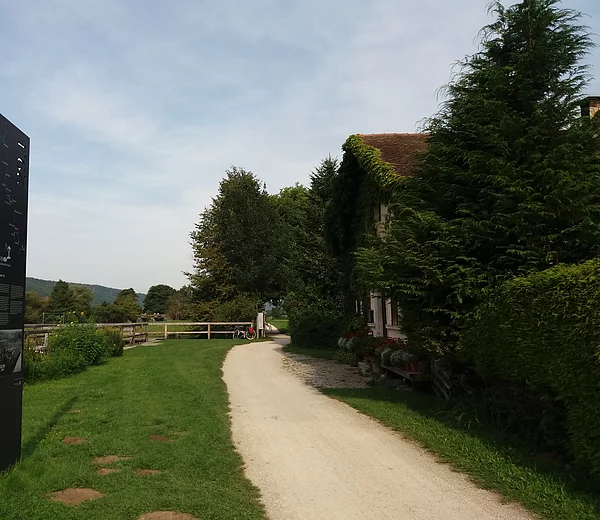 Blick auf den Radweg, der zwischen Schleuse 12 und Schleusenwärterhaus südlich von Dietfurt bei Mühlbach am alten Kanal entlang führt.