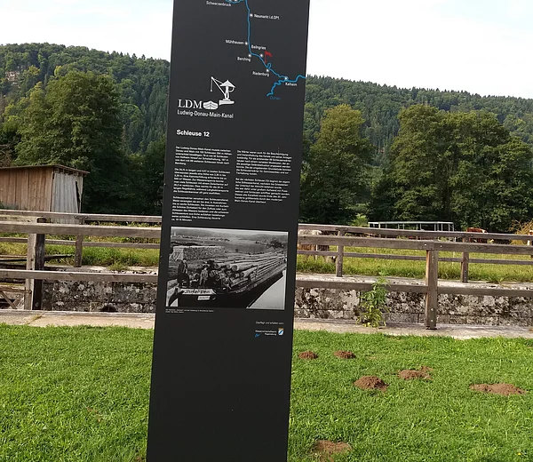 Blick auf die Infostele bei der Schleuse 12 bei Dietfurt südlich von Mühlbach.