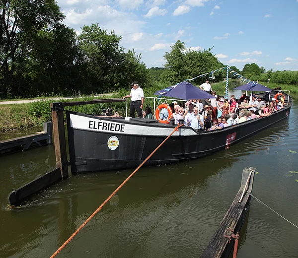 TDG - Das Treidelschiff Elfriede auf dem alten Ludwigskanal bei Burgthann am Sonntag 06.06.2010. [© Thomas Geiger / TANDEM, P e g n i t z s t r. 30, D-91217 H e r s b r u c k , Tel.: +49-9151-824959 +  +49-171-5149047 - V e r o e f f e n t li c h u n g   n u r   mi t   H o n o r a r   n a c h   M F M ,   B e l e g   u n d   N a m e n s n e n n u n g !   C o p y r i g h t  n u r   f u e r   J o u r n a l i s t i s c h e  Z w e c k e, K e i n e  P e r s o e n l i c h k e i t s r e c h t e  v o r h a n d e n !  F r e i g a b e   f u e r   J o u r n a l i s t i s c h e  V e r o e f f e n t l . e r t e i l t !  B a n k v e r b i n d u n g : P o s t b a n k M u e n c h e n - K o n t o 218530800 - BLZ 70010080]