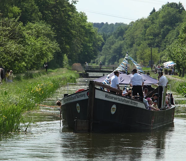 TDG - Das Treidelschiff Elfriede auf dem alten Ludwigskanal bei Burgthann am Sonntag 06.06.2010. [© Thomas Geiger / TANDEM, P e g n i t z s t r. 30, D-91217 H e r s b r u c k , Tel.: +49-9151-824959 +  +49-171-5149047 - V e r o e f f e n t li c h u n g   n u r   mi t   H o n o r a r   n a c h   M F M ,   B e l e g   u n d   N a m e n s n e n n u n g !   C o p y r i g h t  n u r   f u e r   J o u r n a l i s t i s c h e  Z w e c k e, K e i n e  P e r s o e n l i c h k e i t s r e c h t e  v o r h a n d e n !  F r e i g a b e   f u e r   J o u r n a l i s t i s c h e  V e r o e f f e n t l . e r t e i l t !  B a n k v e r b i n d u n g : P o s t b a n k M u e n c h e n - K o n t o 218530800 - BLZ 70010080]