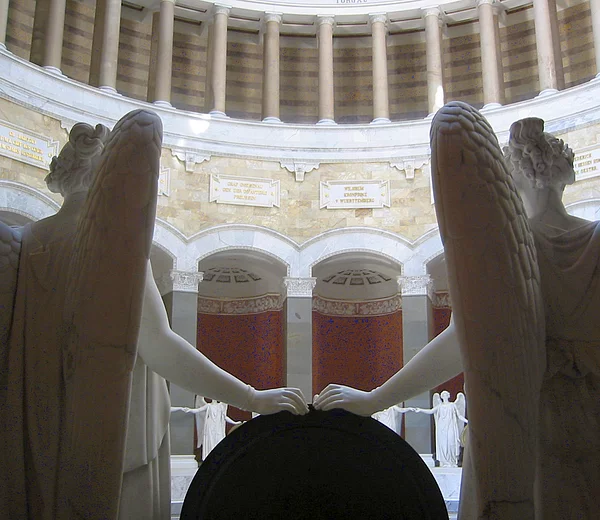 Innenansicht der Befreiungshalle durch zwei Siegesgöttinnen