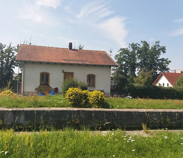 Blick über die Schleuse 32 bei Sengenthal zum Schleusenwärterhaus.