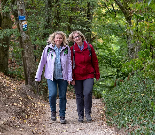 TDG - Wandern auf dem Duenenweg; mit Models Jutta und Martina; Tourismus Nuernberger Land; ;  25.08.2018; [© Thomas Geiger / TANDEM, P e g n i t z s t r. 30, D-91217 H e r s b r u c k , Tel.: +49-9151-824959 +  +49-171-3259880 - V e r o e f f e n t li c h u n g   n u r   mi t   H o n o r a r   n a c h   M F M ,   B e l e g   u n d   N a m e n s n e n n u n g !   C o p y r i g h t  n u r   f u e r   J o u r n a l i s t i s c h e  Z w e c k e, K e i n e  P e r s o e n l i c h k e i t s r e c h t e  v o r h a n d e n !  F r e i g a b e   f u e r   J o u r n a l i s t i s c h e  V e r o e f f e n t l . e r t e i l t !  B a n k v e r b i n d u n g : P o s t b a n k M u e n c h e n - I B A N: DE60700100800218530800 - BIC PBNKDEFF]