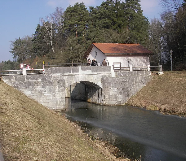 Blick auf die Schleuse 30 mit Schleusenwärterhaus bei Mühlhausen