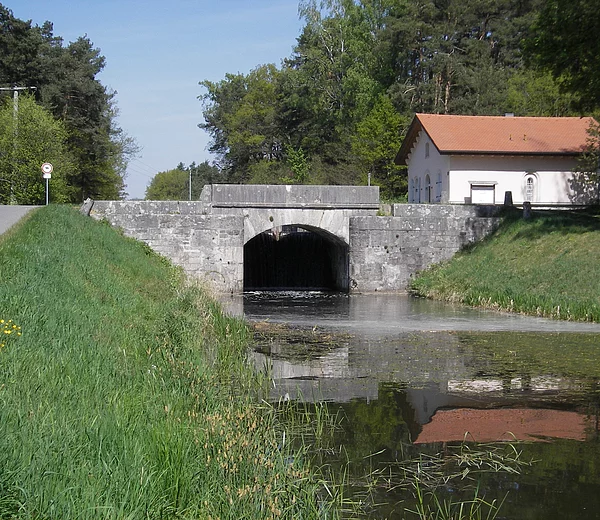 Blick auf die Schleuse 30 mit Schleusenwärterhaus bei Sengenthal