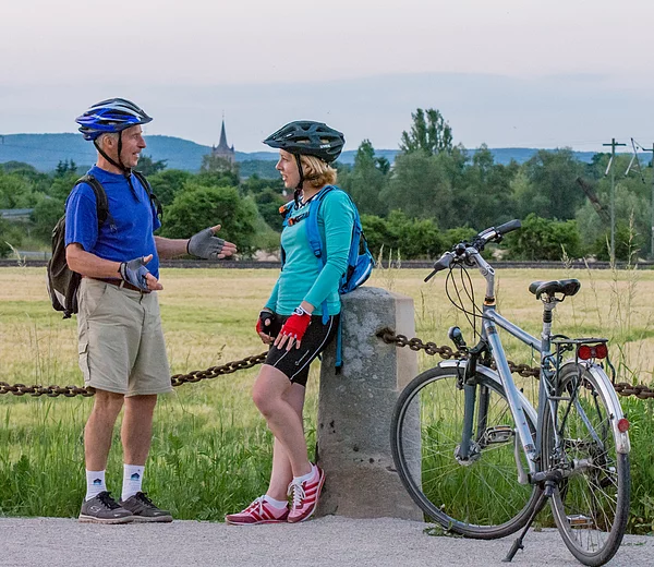 Radfahrer auf der alten Zufahrt zur Schleuse 94 bei Eggoslheim. Foto: Markus Hammrich/Frankentourismus