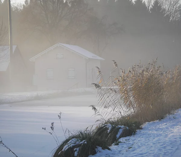 Blick auf die Schleuse 25 mit Schleusenwärterhaus bei winterlicher Stimmung.