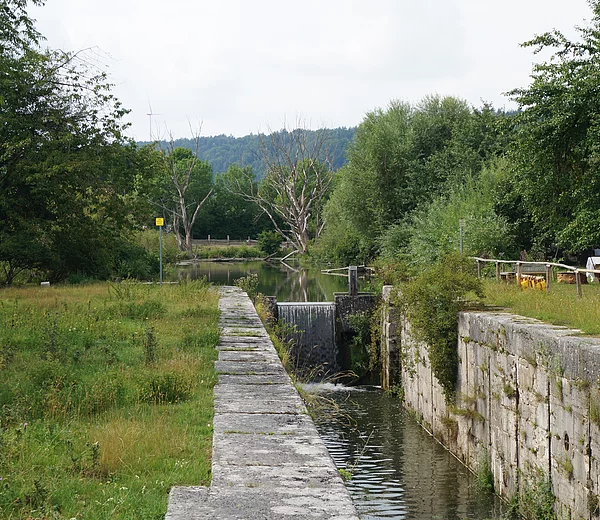 Schleuse 14 bei Dietfurt beim vorgeschichtlichen Erlebnisdorf Alcmona. Blick ins Oberwasser